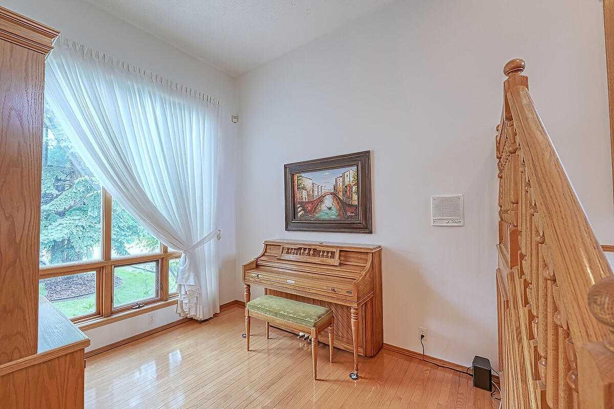 115 Strathaven Circle SW