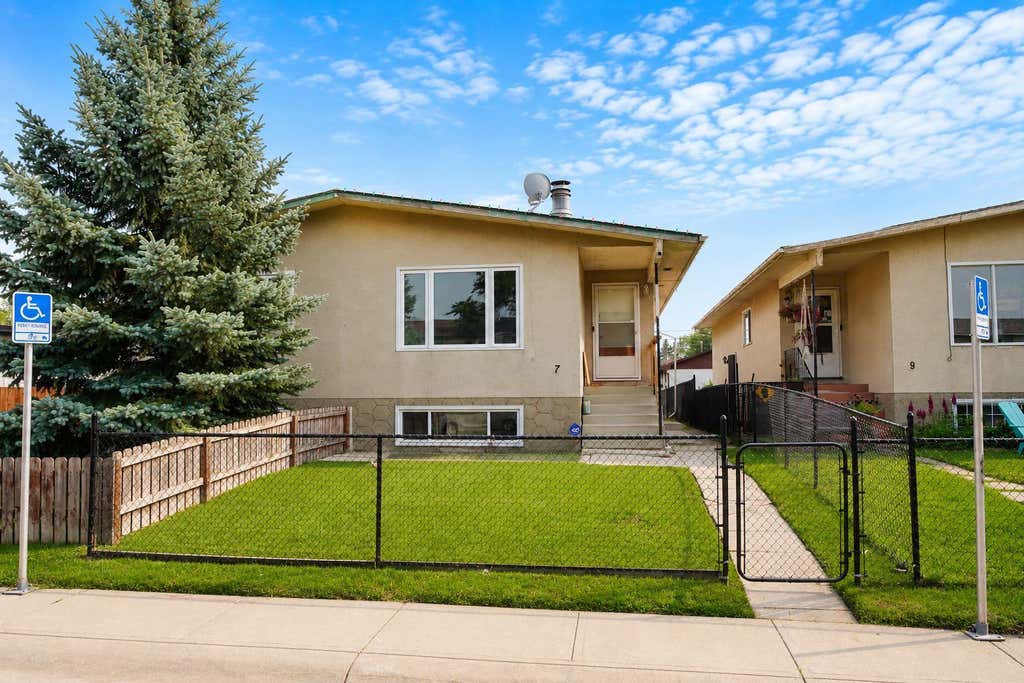 Photo of 7 Dovercliffe Way SE, Calgary, AB T2B 1W5 (MLS # A2339012)