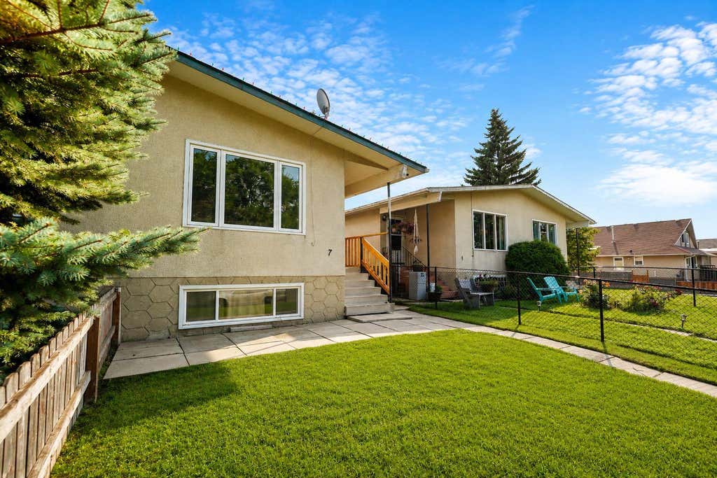 Photo of 7 Dovercliffe Way SE, Calgary, AB T2B 1W5 (MLS # A2339012)