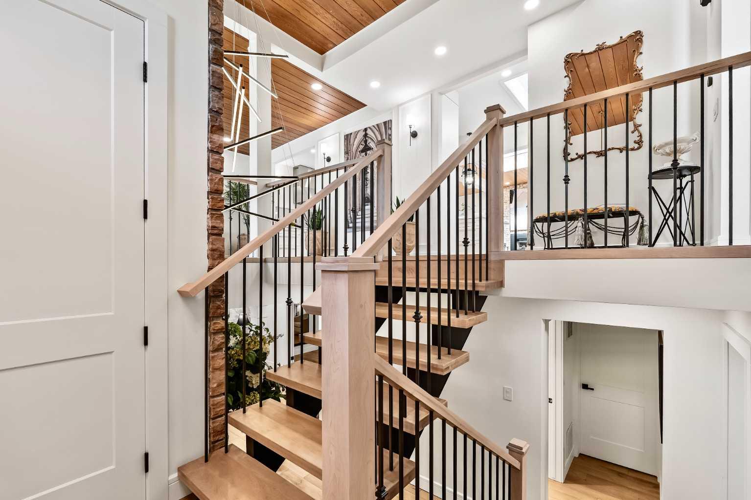 2332 Uxbridge Drive NW