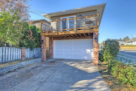 2402 36 Street SW Calgary AB T3E 2Z5