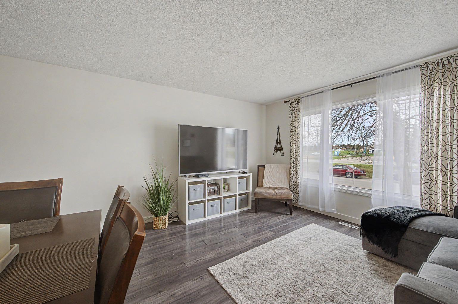 359 Woodvale Crescent SW