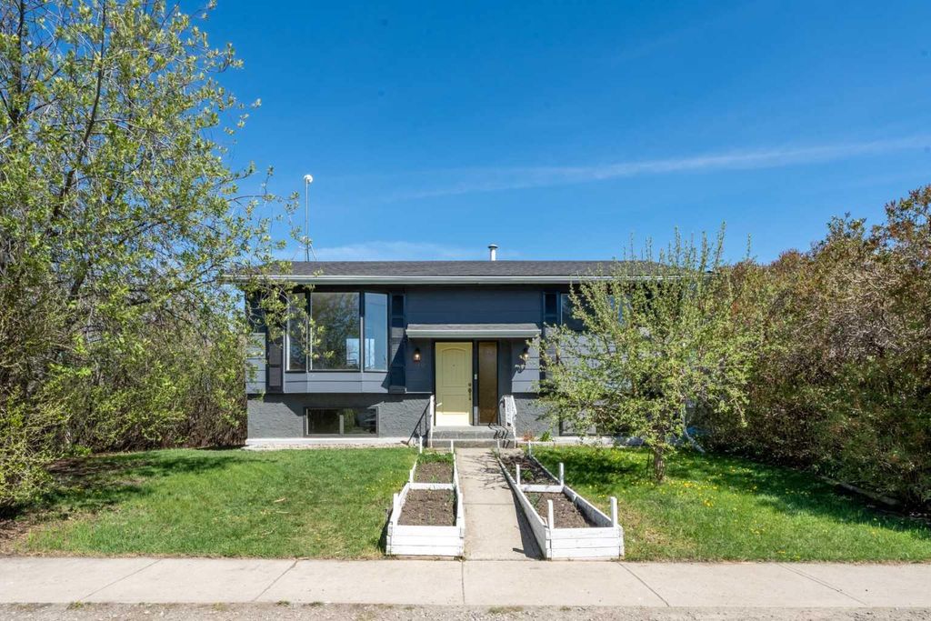 Photo of 110 Niblock Street, Cayley, AB T0L 0P0 (MLS # A2310909)
