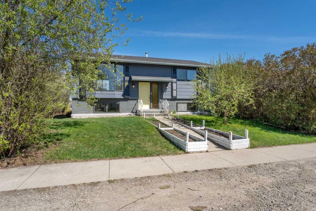 Photo of 110 Niblock Street, Cayley, AB T0L 0P0 (MLS # A2310909)