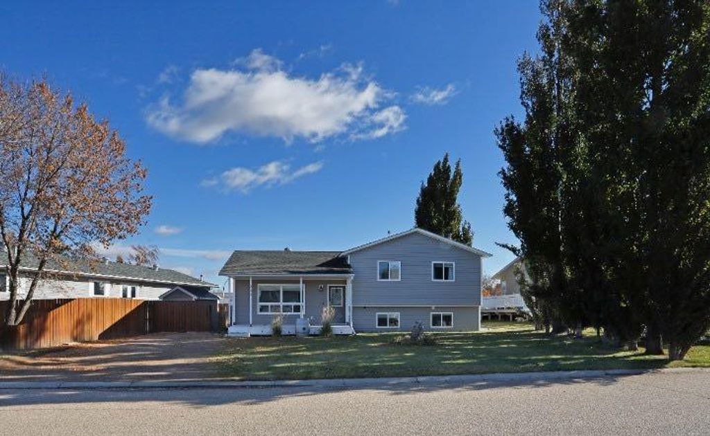Photo of 305 3 Street W, Duchess, AB T0J 0Z0 (MLS # A2266146)