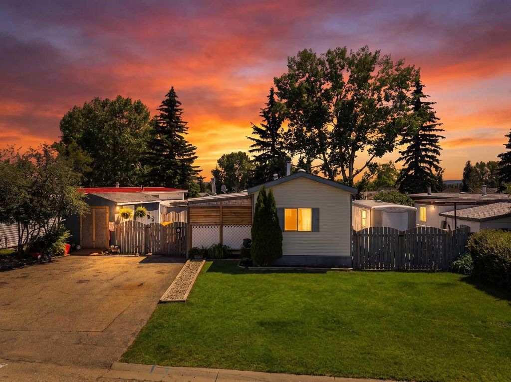 Photo of 27 Hearthstone Drive, Lacombe, AB T4L 1R2 (MLS # A2326579)