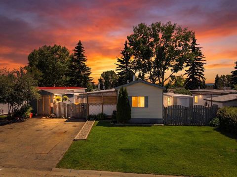 Photo of 27 Hearthstone Drive, Lacombe, AB T4L 1R2 (MLS # A2326579)