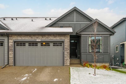 660 Shawnee Terrace SW Calgary AB T2Y 0X5