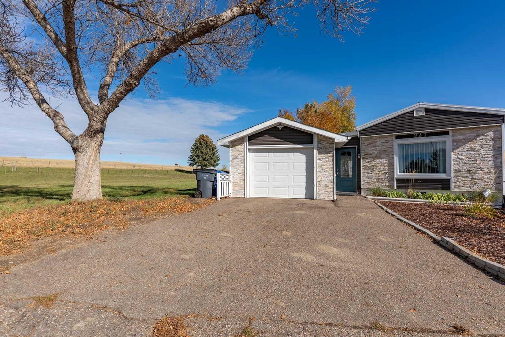 Photo of 247 Fleet Street SW, Medicine Hat, AB T1A 7Z4 (MLS # A2352681)