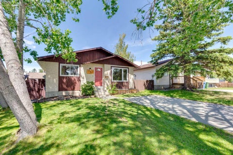 Photo of 727 Ranchview Circle NW, Calgary, AB T3G 1A9 (MLS # A2321766)