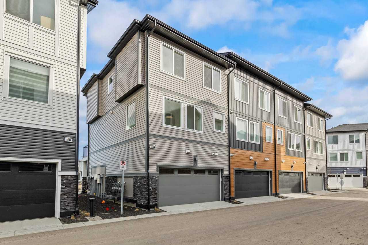 42 Corner Glen Manor NE