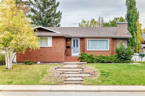 Photo of 5712 Lakeview Drive SW, Calgary, AB T3E 5S4 (MLS # A2347616)