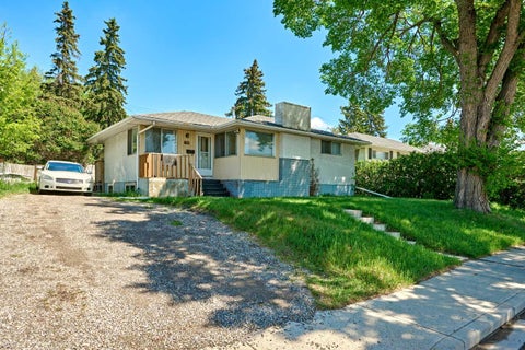 Photo of 28 CORNELL Place NW, Calgary, AB T2K 1J4 (MLS # A2318239)
