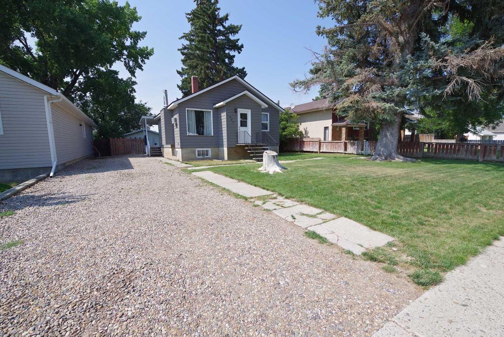 Photo of 607 6 Street N, Vauxhall, AB T0K 2K0 (MLS # A2338933)