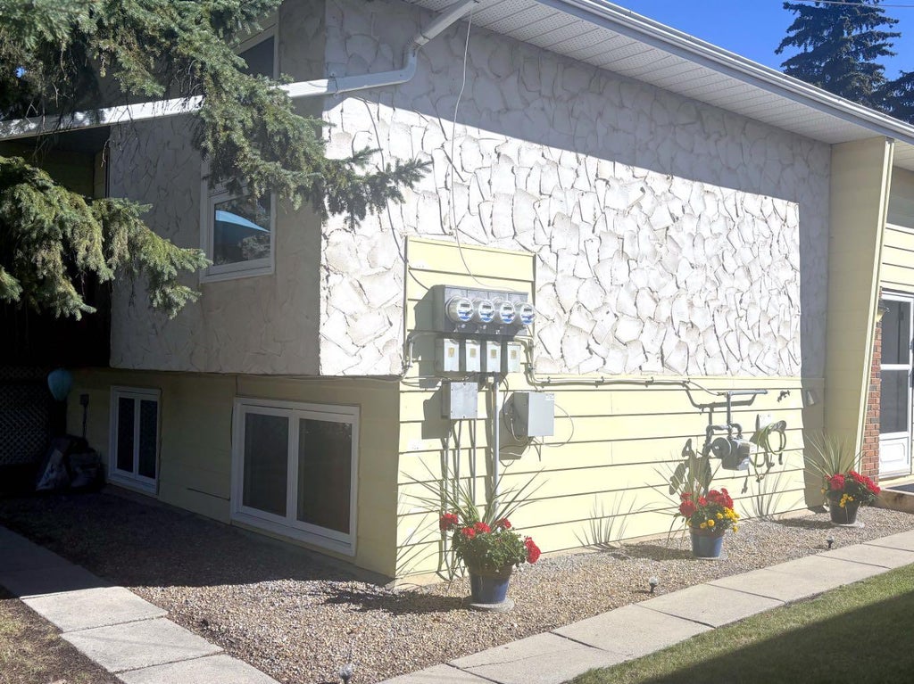 Photo of 4118 60 Street #2, Camrose, AB T4V 3G7 (MLS # A2319762)