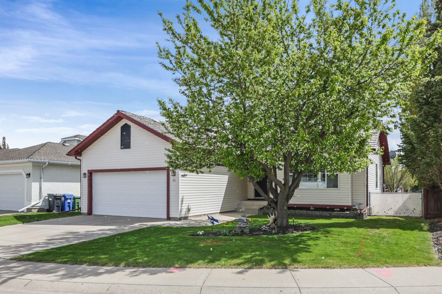 11 Strathmore Lakes Crescent