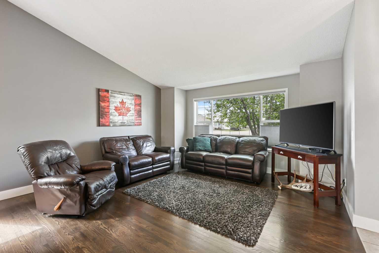 11 Strathmore Lakes Crescent