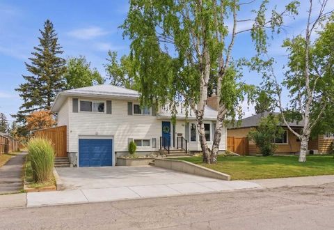 Photo of 40 Grafton Crescent SW, Calgary, AB T3E 4X1 (MLS # A2306301)
