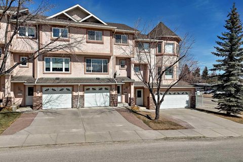 82 Holmwood Avenue NW Calgary AB T2K 6K7