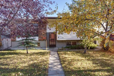 8 Ranchlands Crescent NW Calgary AB T3G 1N4