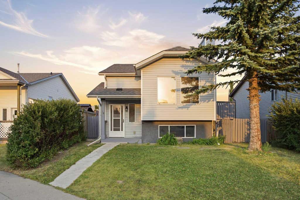 Photo of 52 Erin Meadows Court SE, Calgary, AB T2B 2Z7 (MLS # A2335845)