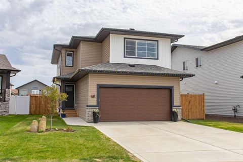 Photo of 71 Bardwell Way, Sylvan Lake, AB T4S 0V4 (MLS # A2315209)