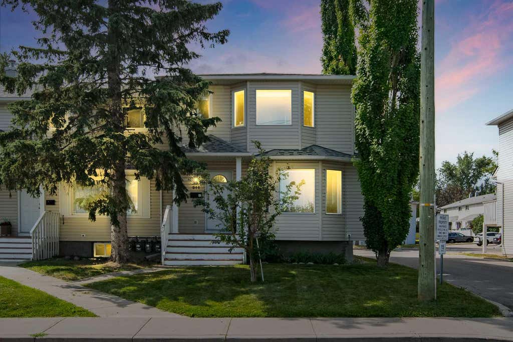 Photo of 511 Killarney Glen Court SW, Calgary, AB T3E 7H4 (MLS # A2331658)