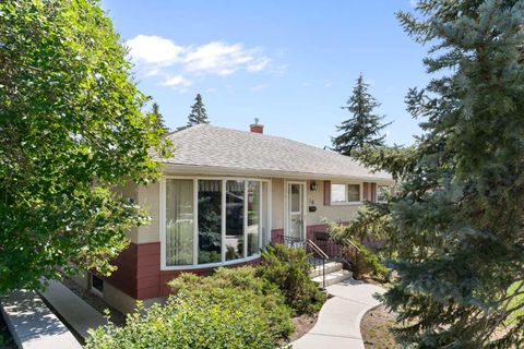 16 Chatham Drive NW Calgary AB T2L 0Z5