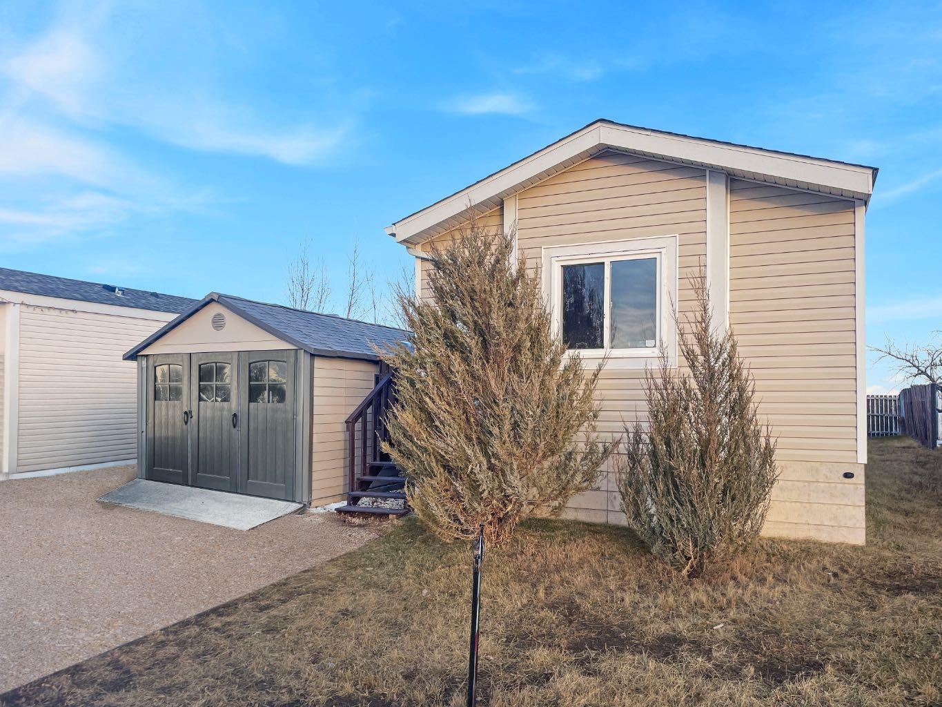 105 Meadowlake Close E