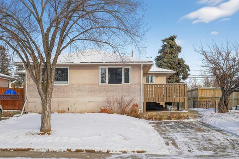 44 Winslow Crescent SW Calgary AB T3C 2R1