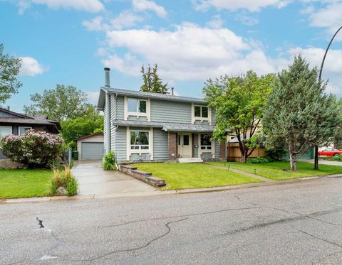 Photo of 332 Deer Run Crescent SE, Calgary, AB T2J 5N5 (MLS # A2319854)