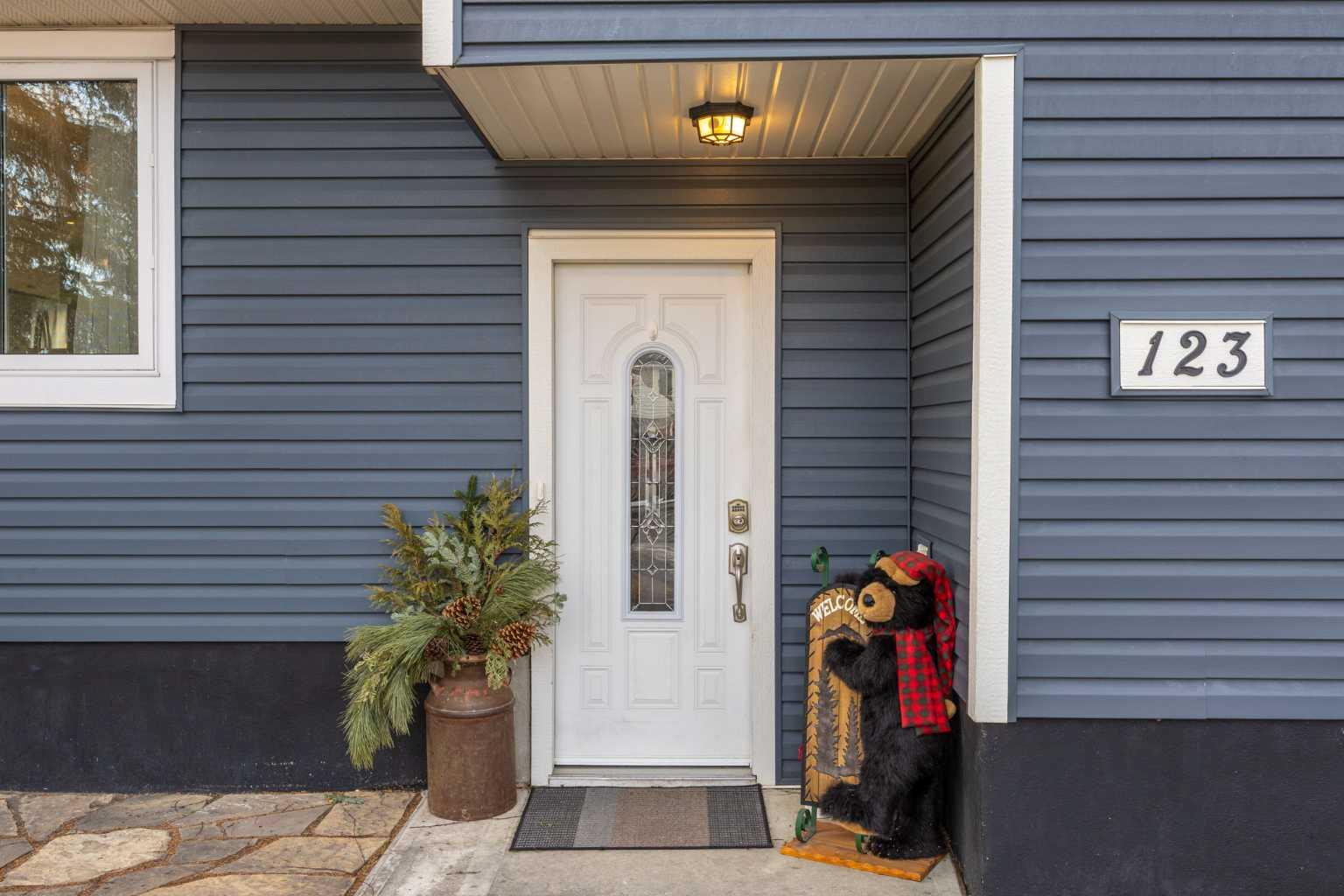 123 Sackville Drive SW