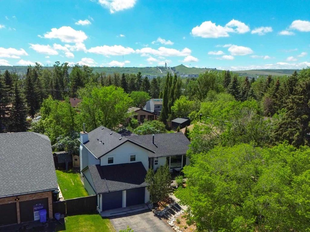 Photo of 27 Bow Village Crescent NW, Calgary, AB T3B 4X1 (MLS # A2317258)
