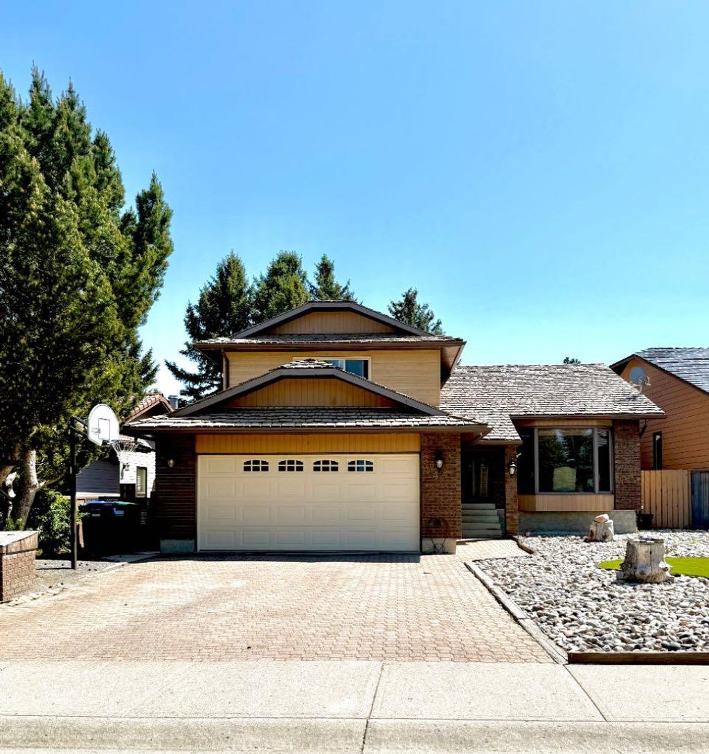 Photo of 42 Ridgewood Boulevard W, Lethbridge, AB T1K 6B9 (MLS # A2316412)