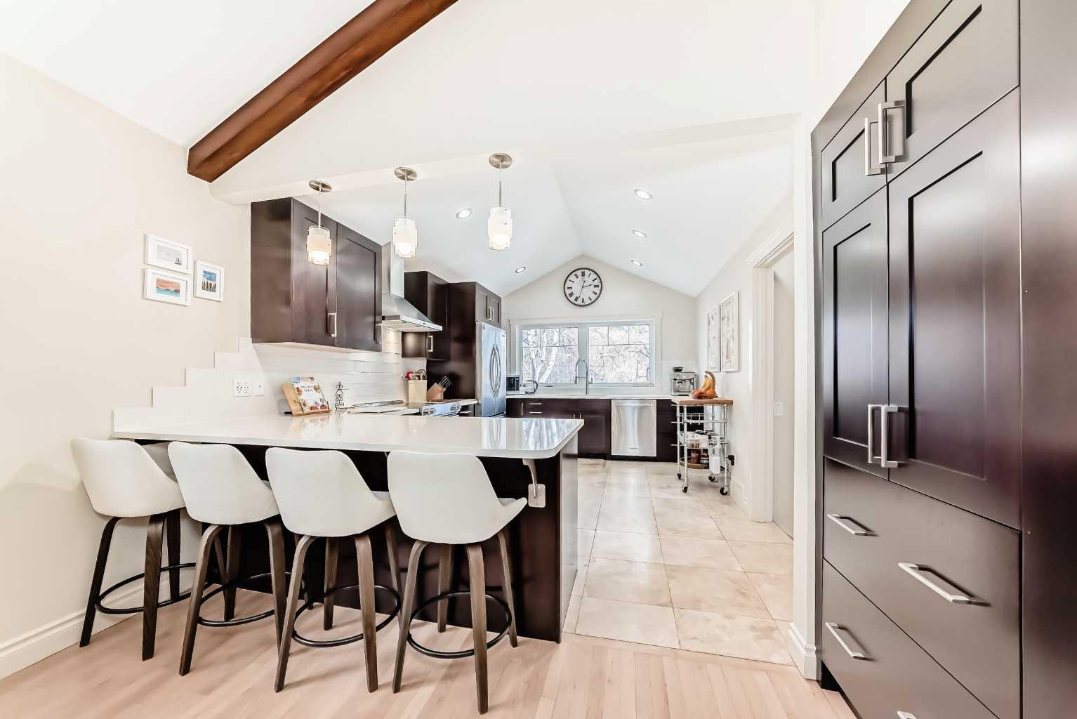 332 Varsity Close NW