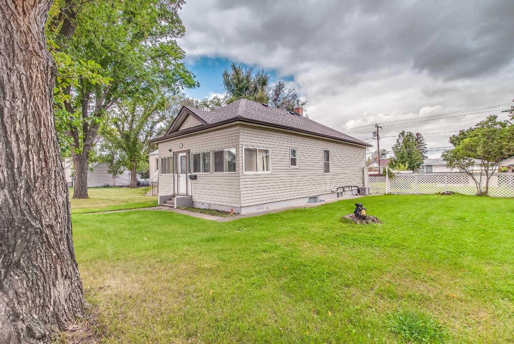 Photo of 110 8 Street SE, Medicine Hat, AB T1A 1L3 (MLS # A2343871)