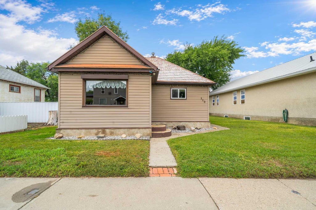 Photo of 110 2 Avenue W, Bow Island, AB T0K 0G0 (MLS # A2343541)