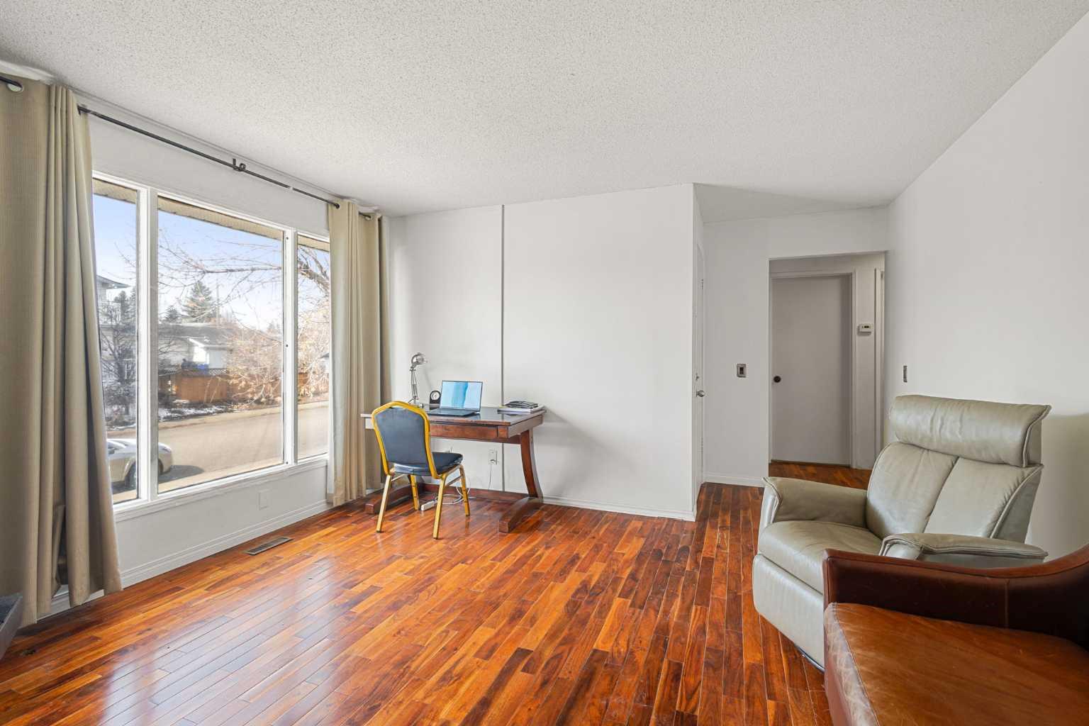 214 Huntington Close NE