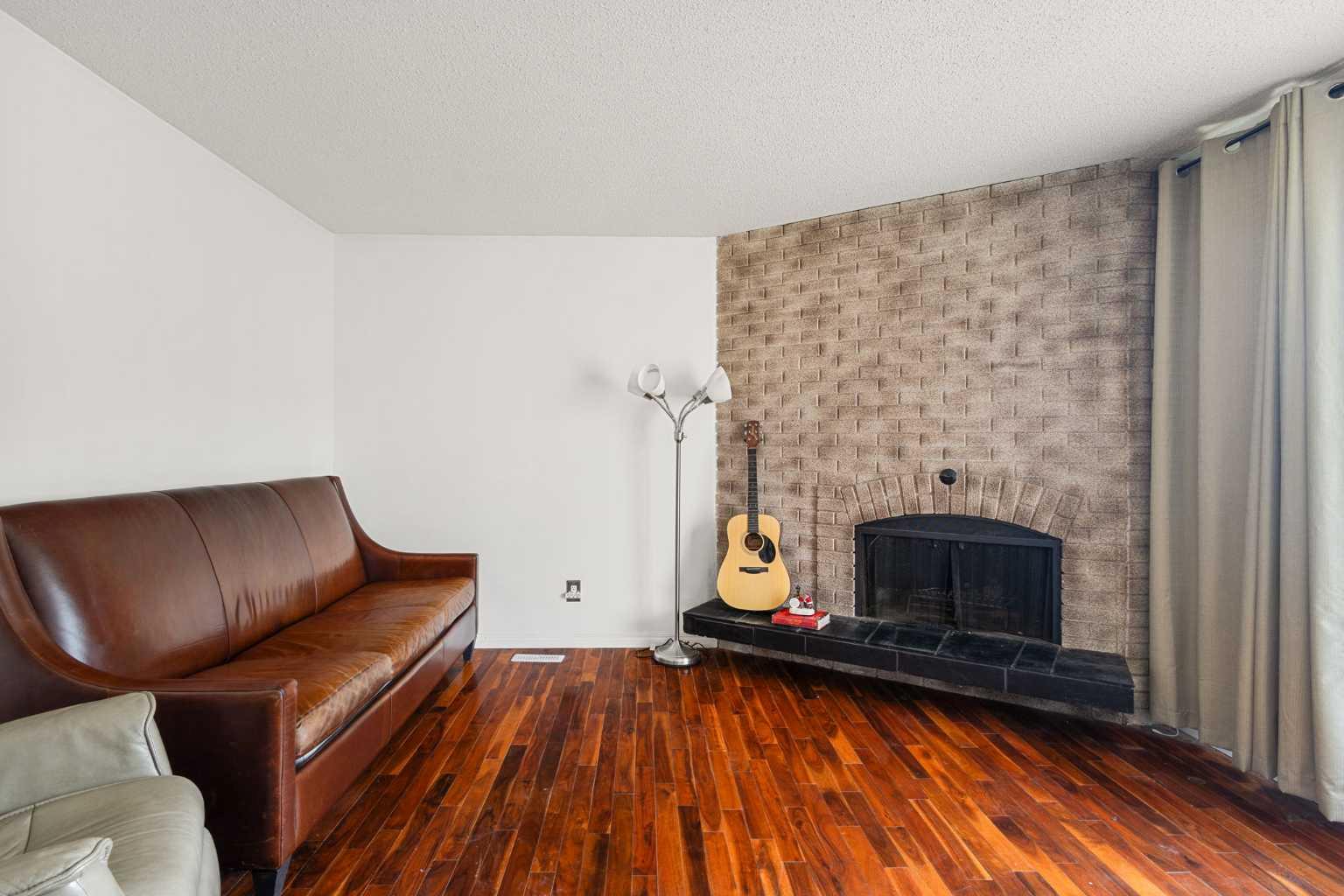 214 Huntington Close NE