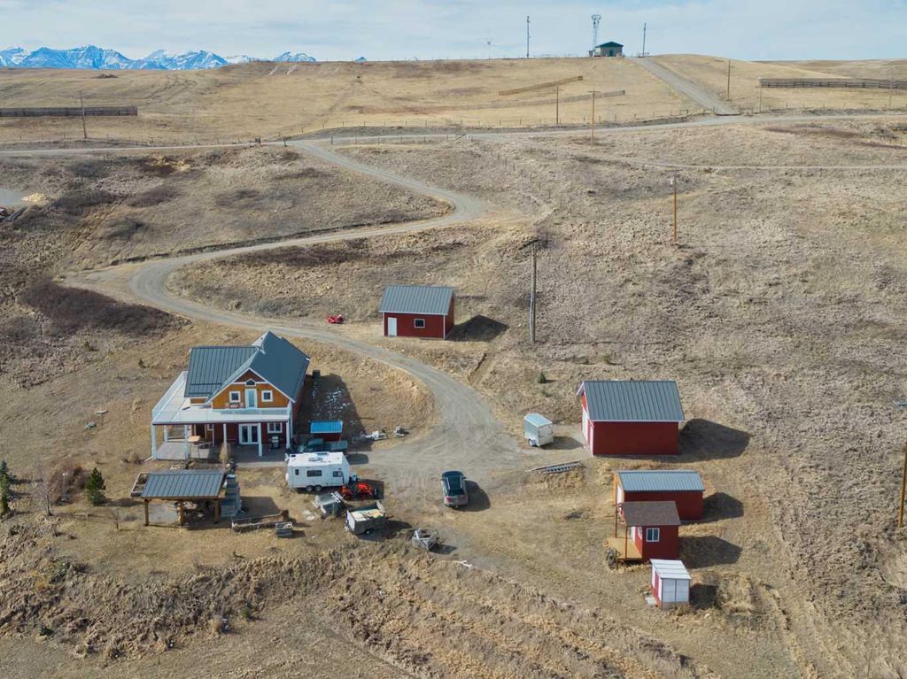 Photo of 42015 RR280, Hill Spring, AB T0K 1W0 (MLS # A2298349)