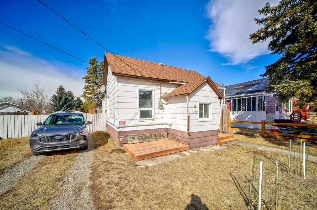 Photo of 1052 Bev McLachlin Drive, Pincher Creek, AB T0K 1W0 (MLS # A2294430)