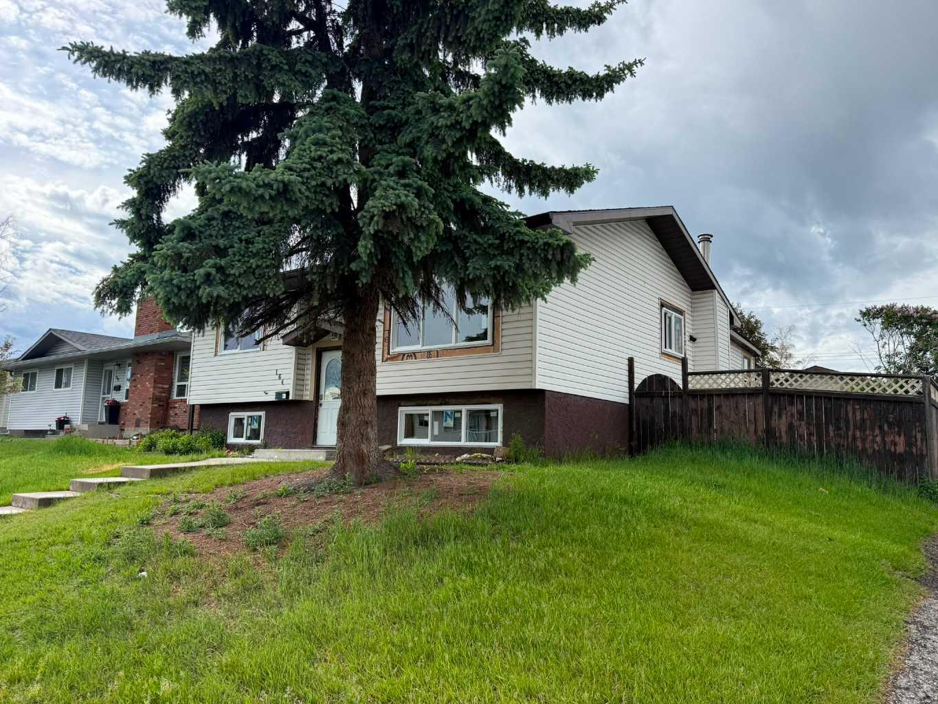 164 Manora Crescent NE