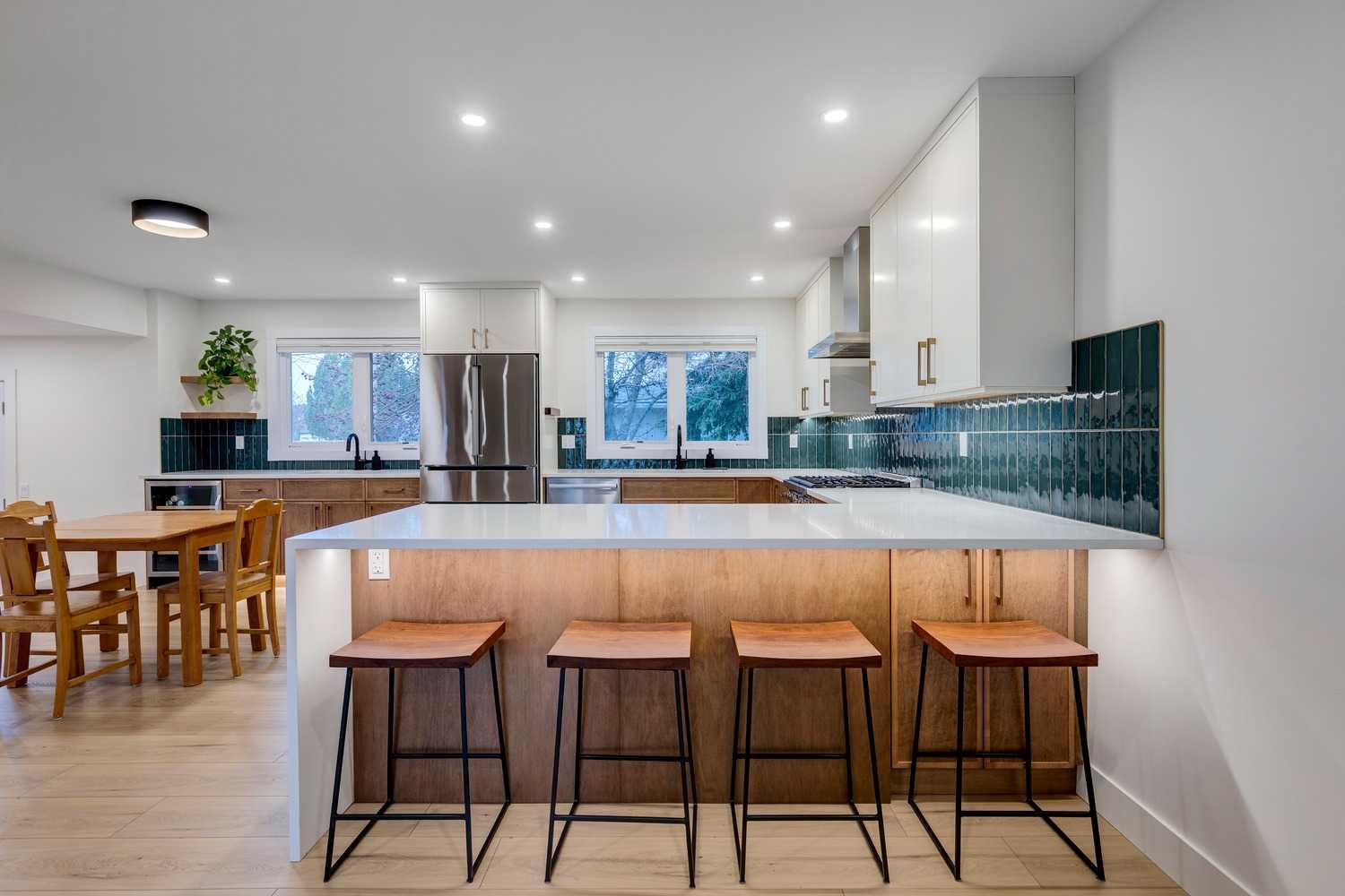 732 Lake Ontario Drive SE