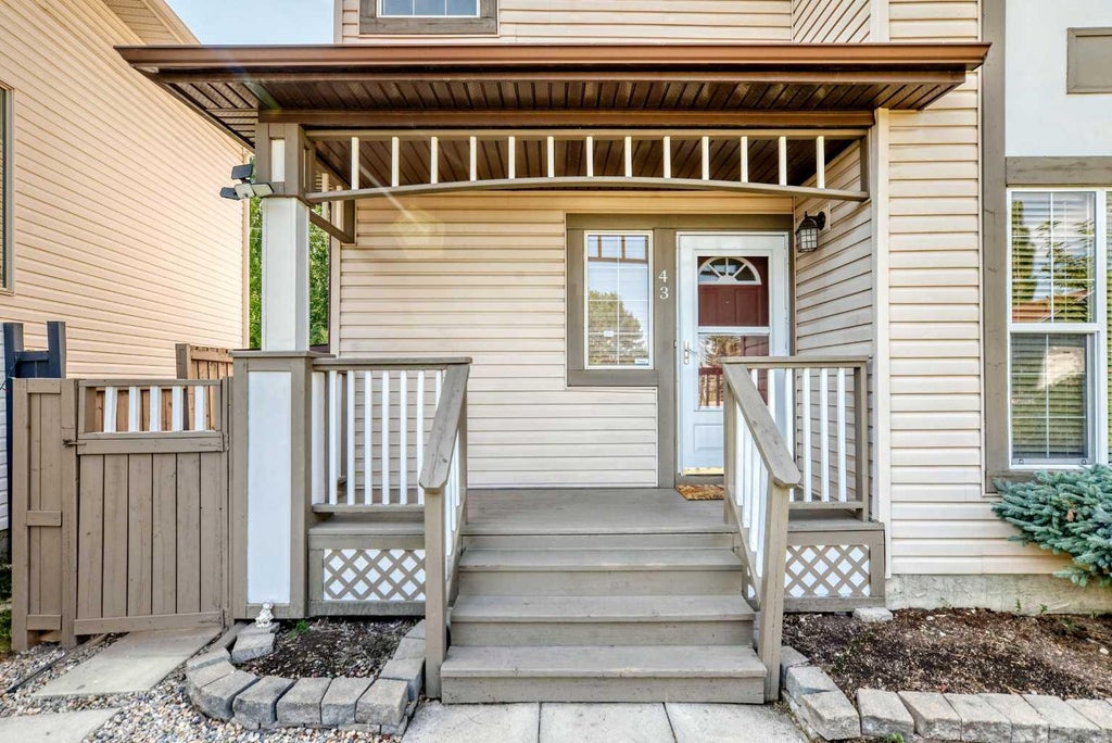 Photo of 43 Somerside Common SW, Calgary, AB T2Y 3M9 (MLS # A2330116)