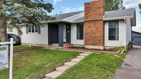 Photo of 10 Radcliffe Crescent SE, Calgary, AB T2Z 5X2 (MLS # A2266165) Photo of 10 Radcliffe Crescent SE, Calgary, AB T2Z 5X2 (MLS # A2266165)
