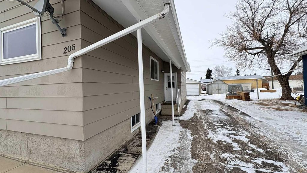 Photo of 206 6 Avenue W, Hanna, AB T0J 1P0 (MLS # A2283282)