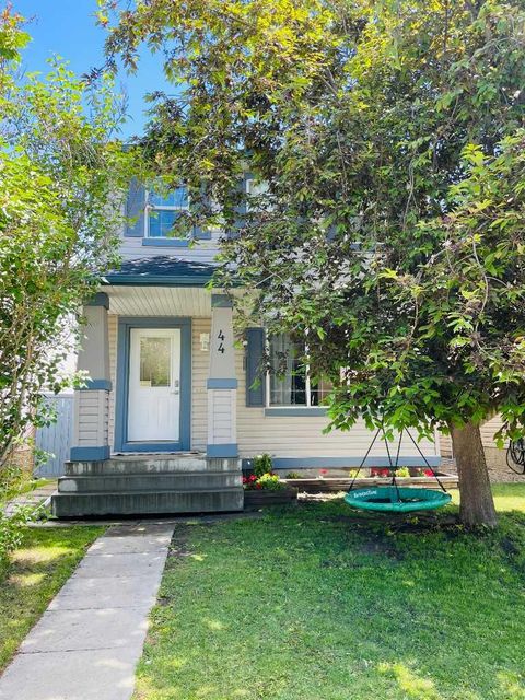 Photo of 44 Everridge Way SW, Calgary, AB T2Y 4S7 (MLS # A2319956)