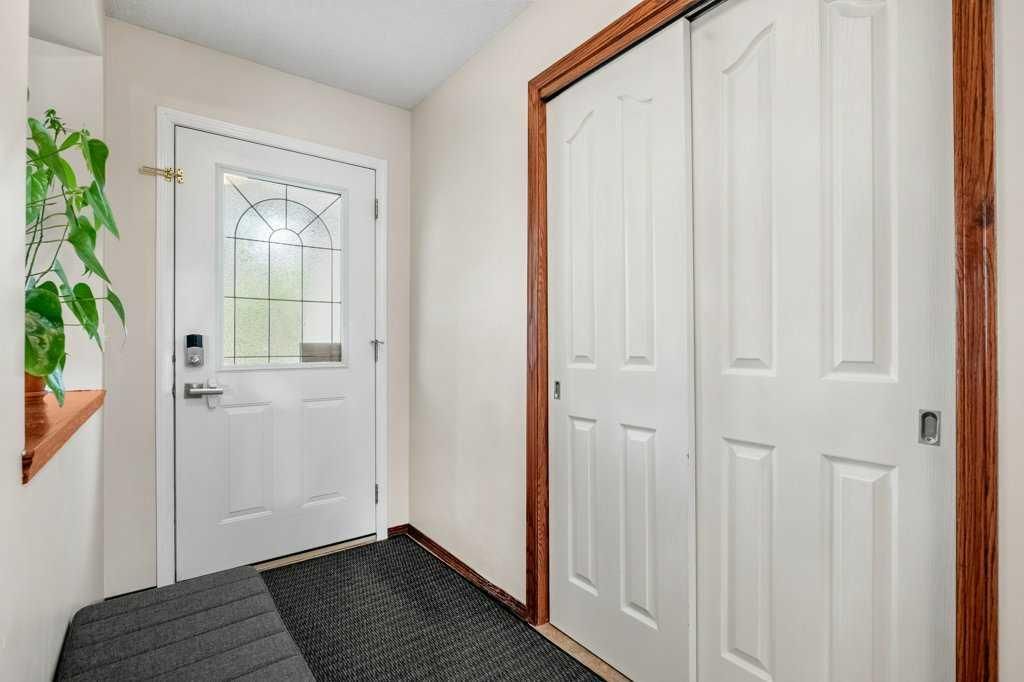 Photo of 44 Everridge Way SW, Calgary, AB T2Y 4S7 (MLS # A2319956)
