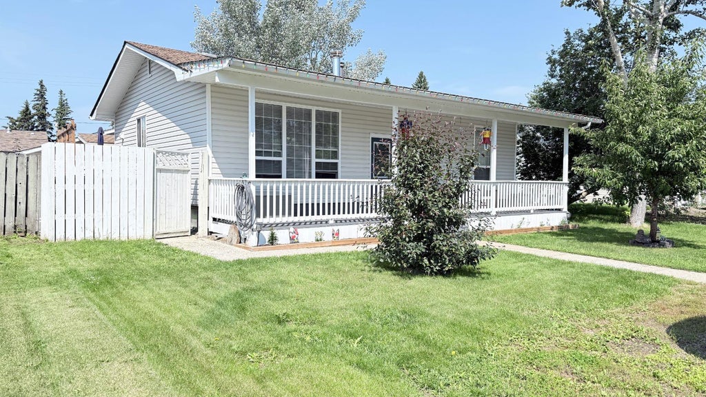Photo of 90 4 Street E, Lashburn, SK S0M 1H0 (MLS # A2327647)