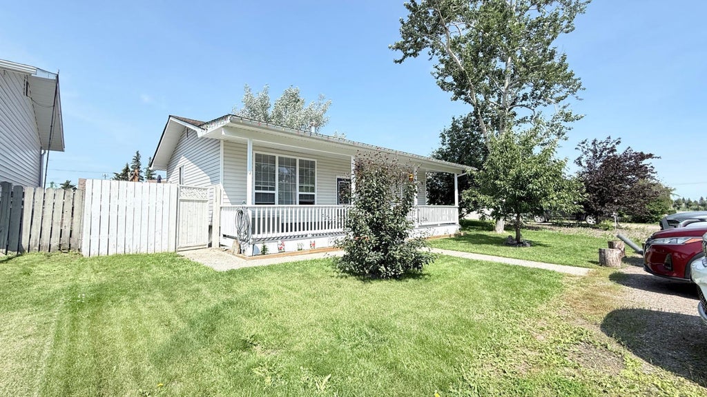 Photo of 90 4 Street E, Lashburn, SK S0M 1H0 (MLS # A2327647)